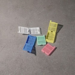 Кассета гистологическая с квадратными отверстиями, зеленая